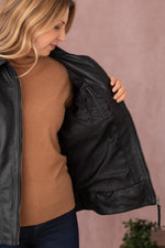 Slim black lambskin jacket, ultra-soft and lightweight. Timeless. - Image n°5