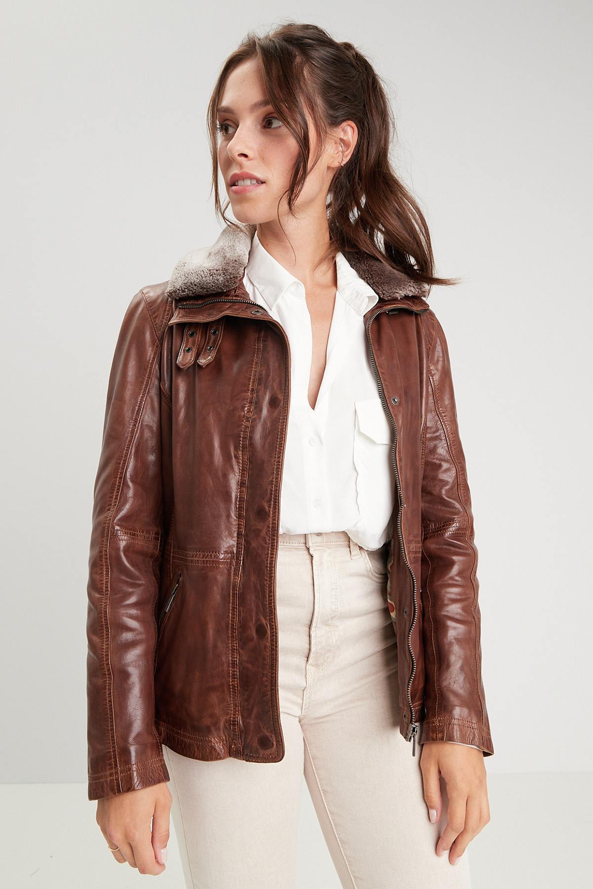 Vintage sheepskin jacket, washed finish, fur collar, slim-cut. - Image n°1