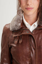 Vintage sheepskin jacket, washed finish, fur collar, slim-cut. - Image n°2