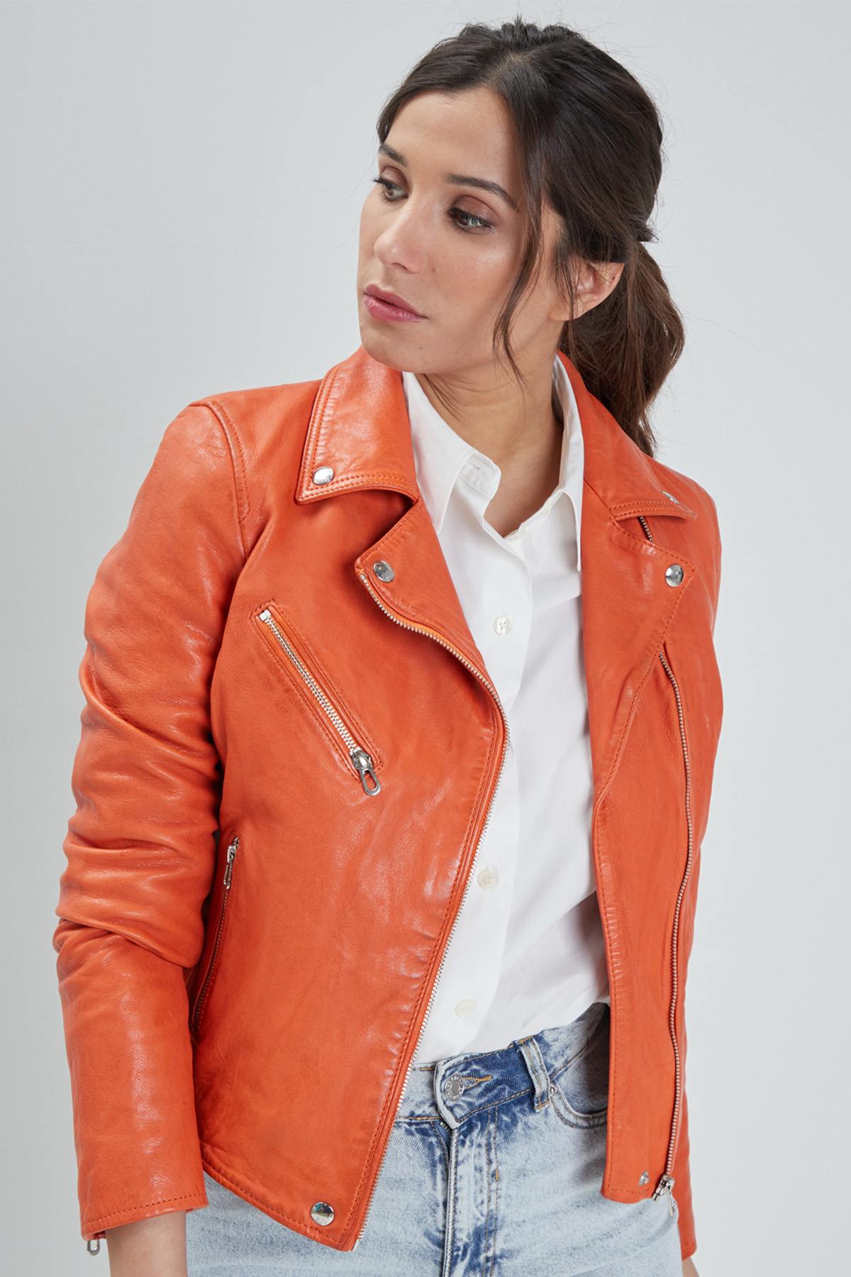 Vivid orange lambskin jacket, slim-cut and supple for effortless chic. - Image n°3