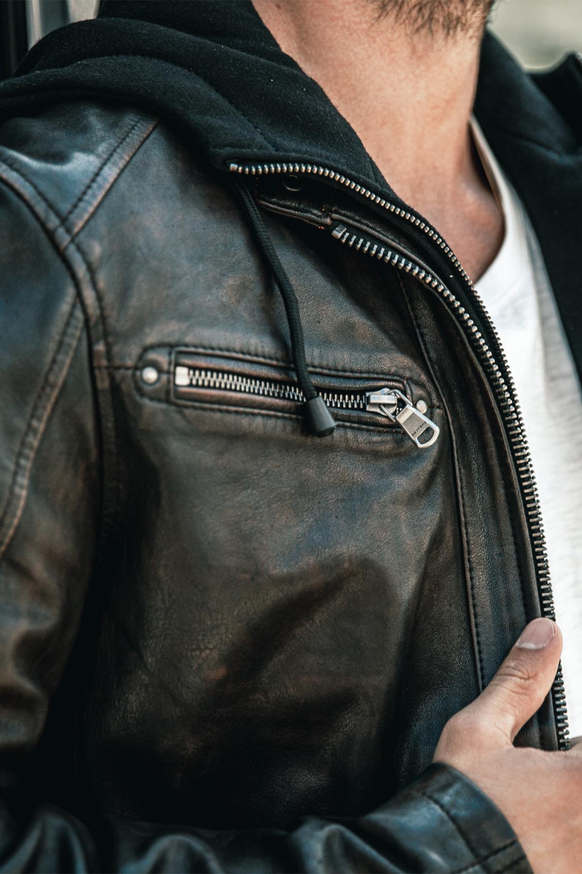 Black and cognac lambskin jacket with removable hood and biker edge. - Image n°9