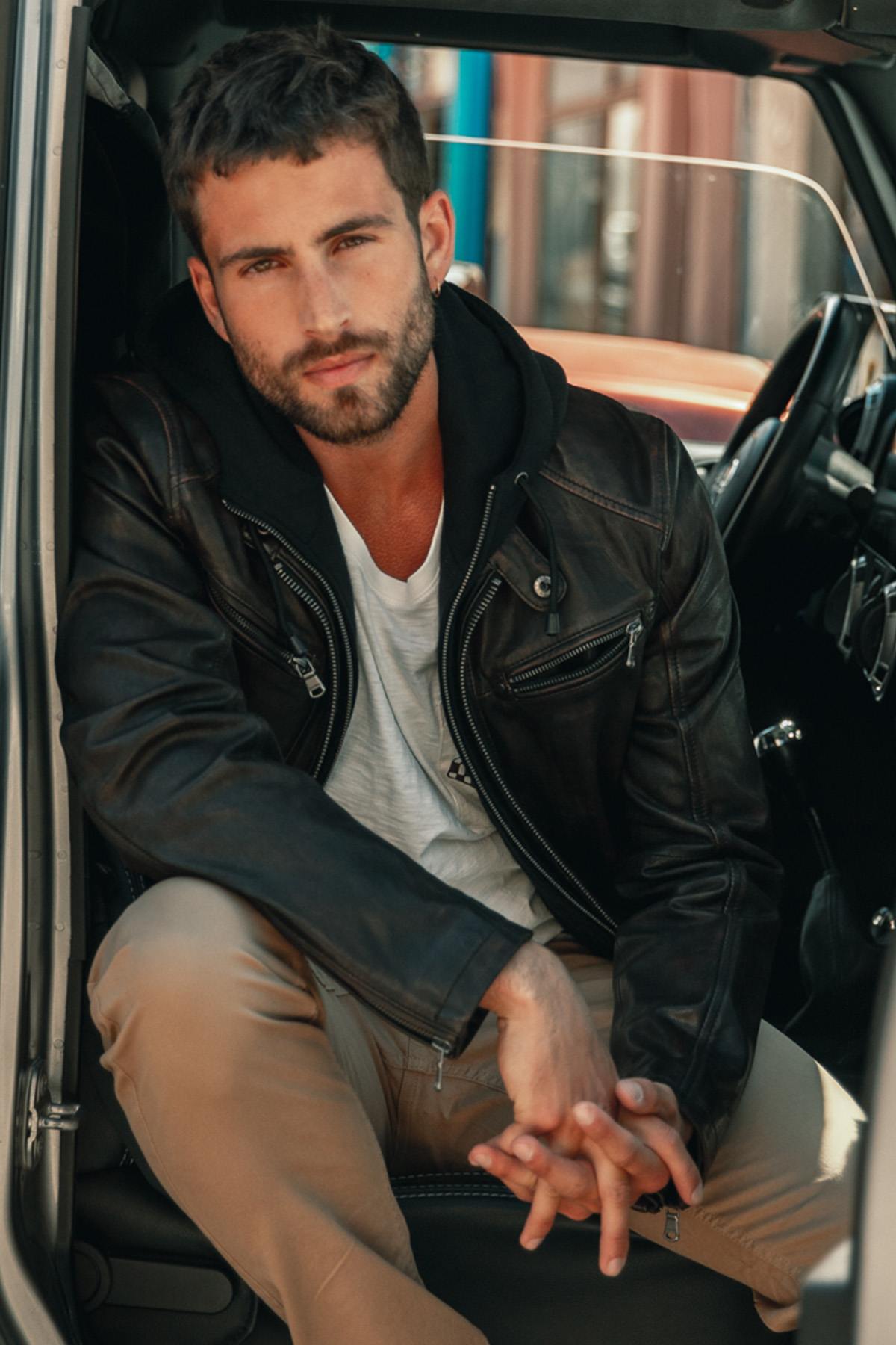 Black and cognac lambskin jacket with removable hood and biker edge. - Image n°10