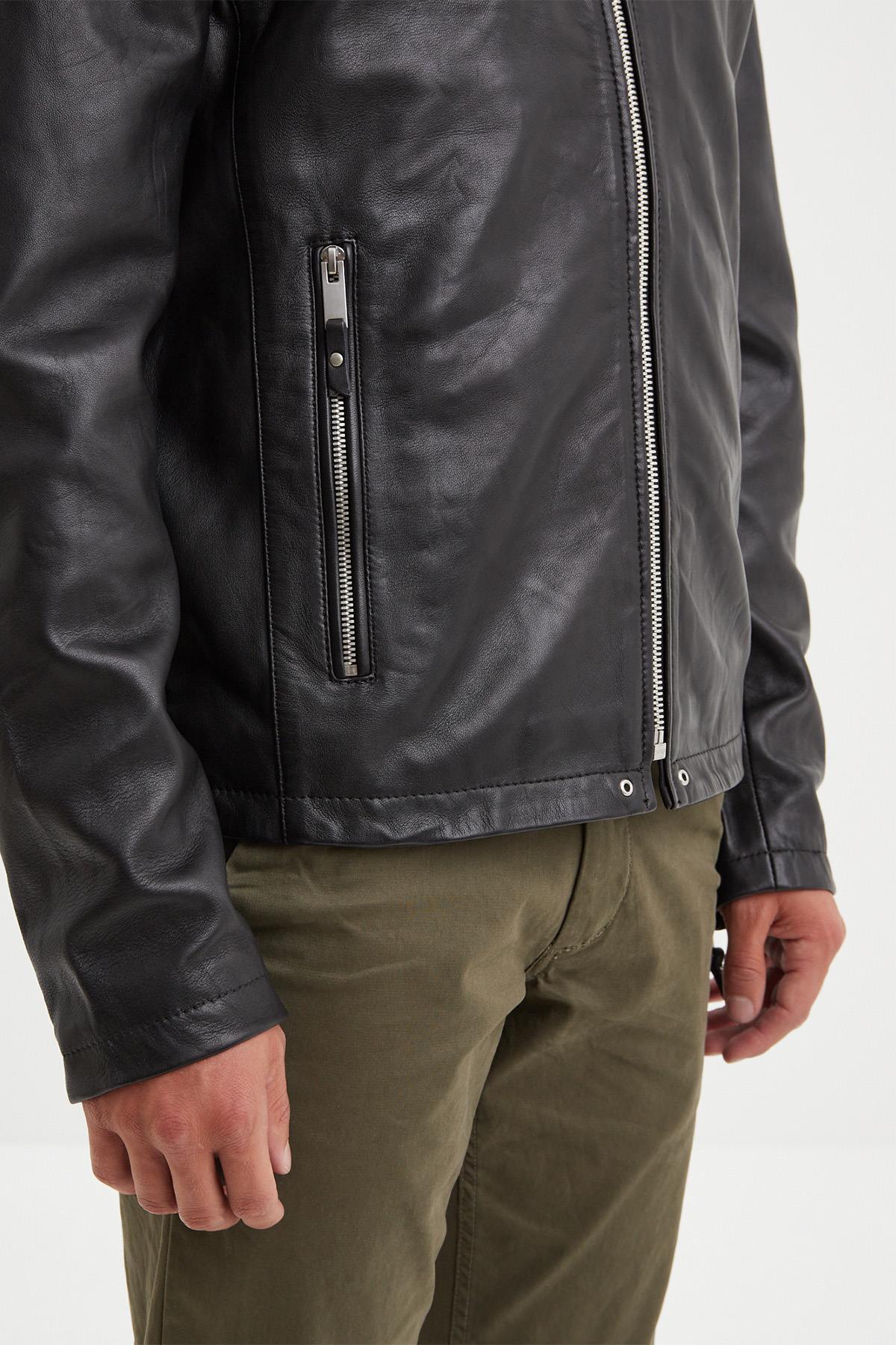 Daytona's black lambskin jacket: soft, tailored, and timeless. - Image n°5