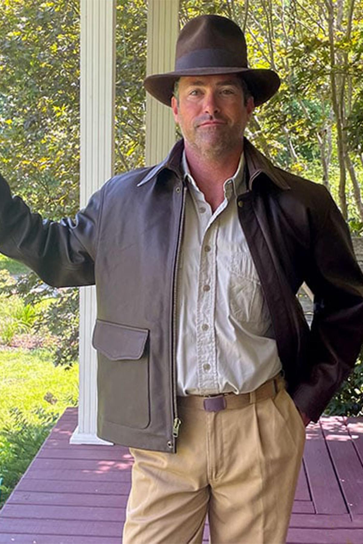 Pre-distressed cowhide Indiana Jones jacket. Full-cut, rugged style. - Image n°4