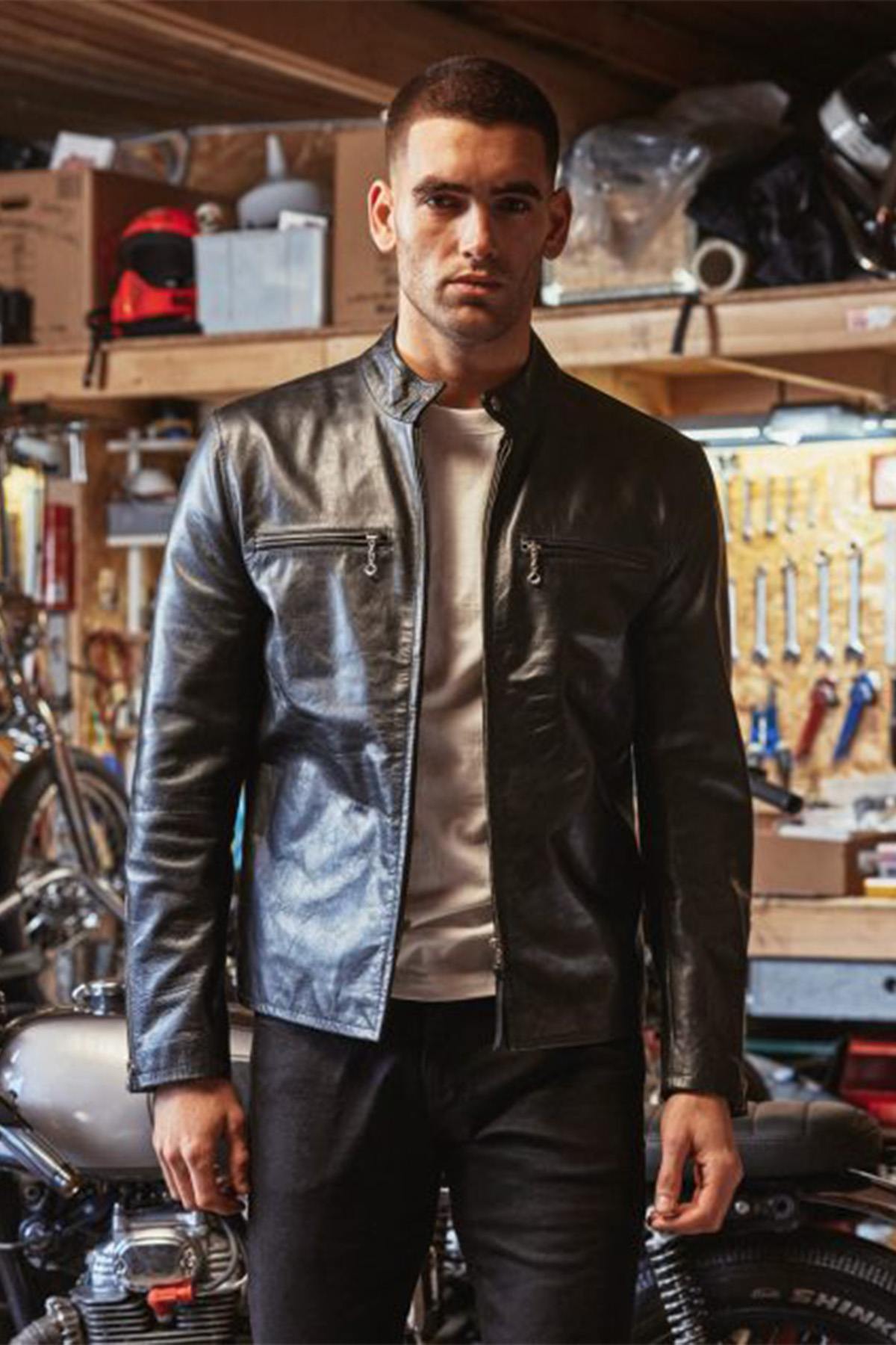 This horsehide café racer revives the iconic 1950s J100 spirit. - Image n°6