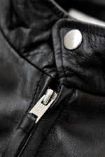 This horsehide café racer revives the iconic 1950s J100 spirit. - Image n°5