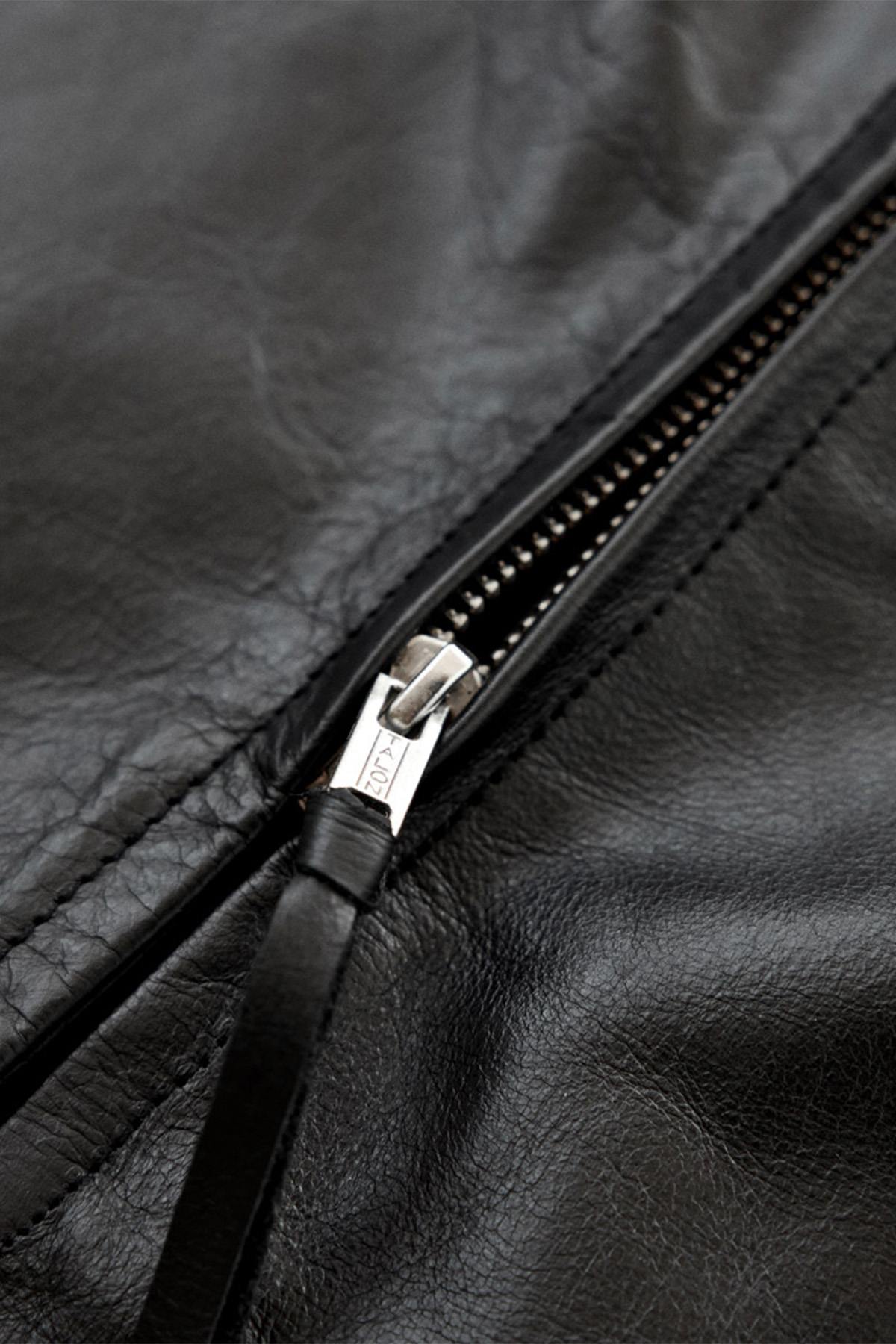 This horsehide café racer revives the iconic 1950s J100 spirit. - Image n°10