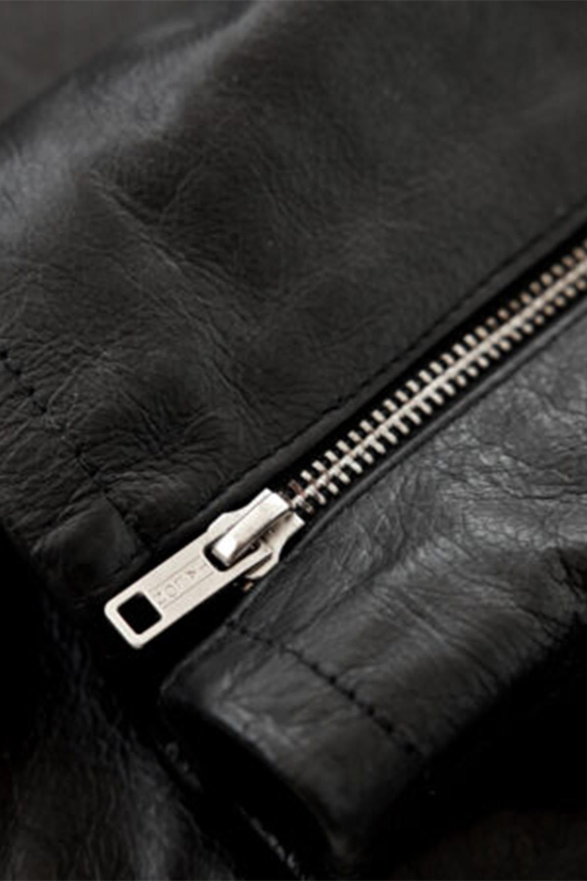 This horsehide café racer revives the iconic 1950s J100 spirit. - Image n°7
