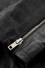 This horsehide café racer revives the iconic 1950s J100 spirit. - Image n°7