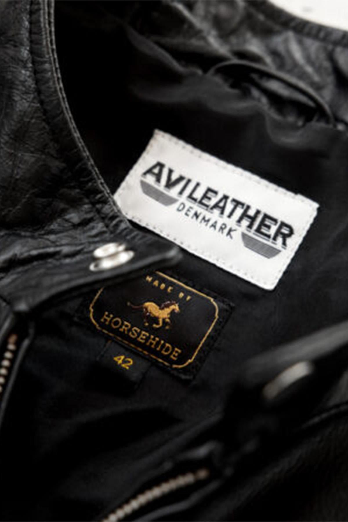 This horsehide café racer revives the iconic 1950s J100 spirit. - Image n°3