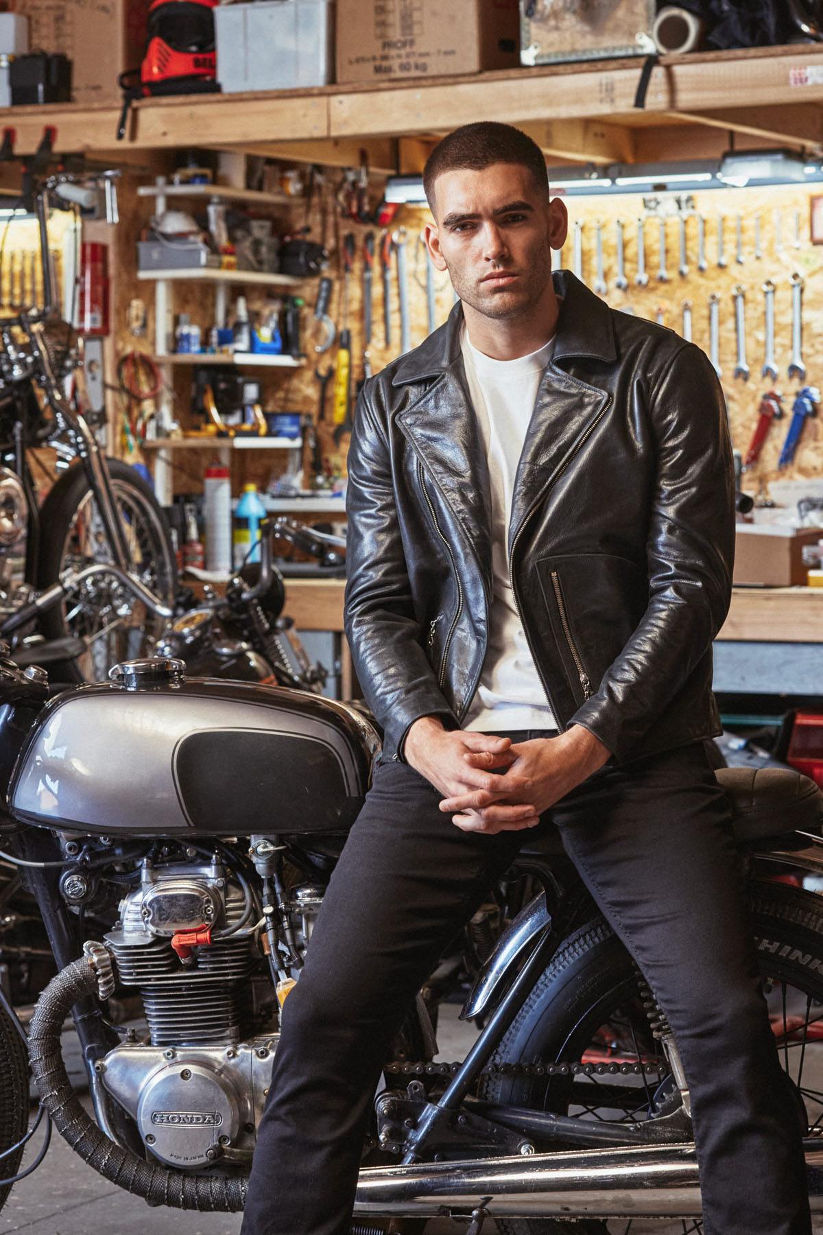 A slim horsehide leather jacket, inspired by 1950s biker classics. - Image n°5