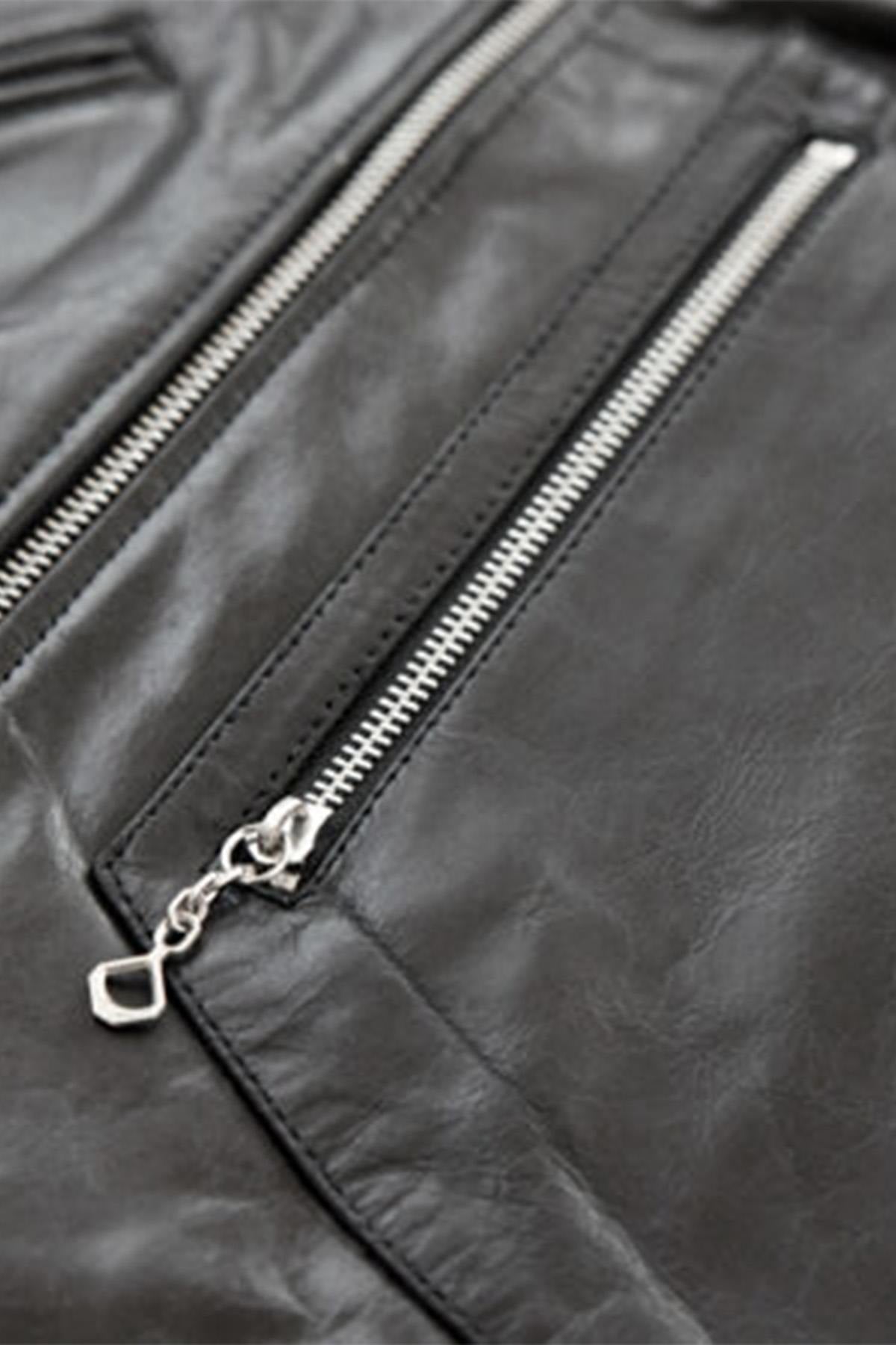 A slim horsehide leather jacket, inspired by 1950s biker classics. - Image n°4