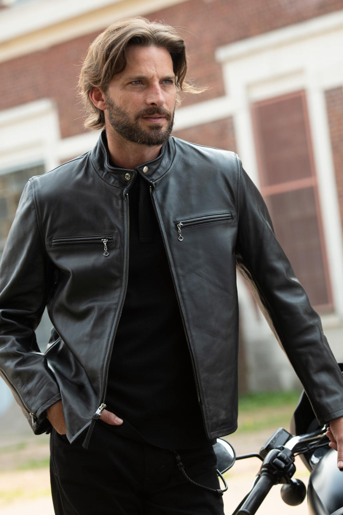 This horsehide café racer revives the iconic 1950s J100 spirit. - Image n°1
