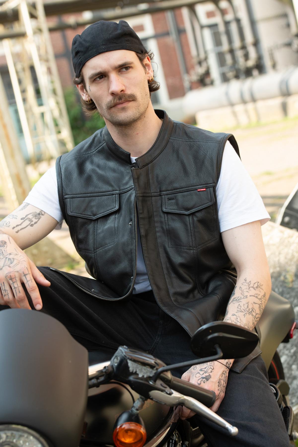 Cafe racer type leather biker vest - Image n°1