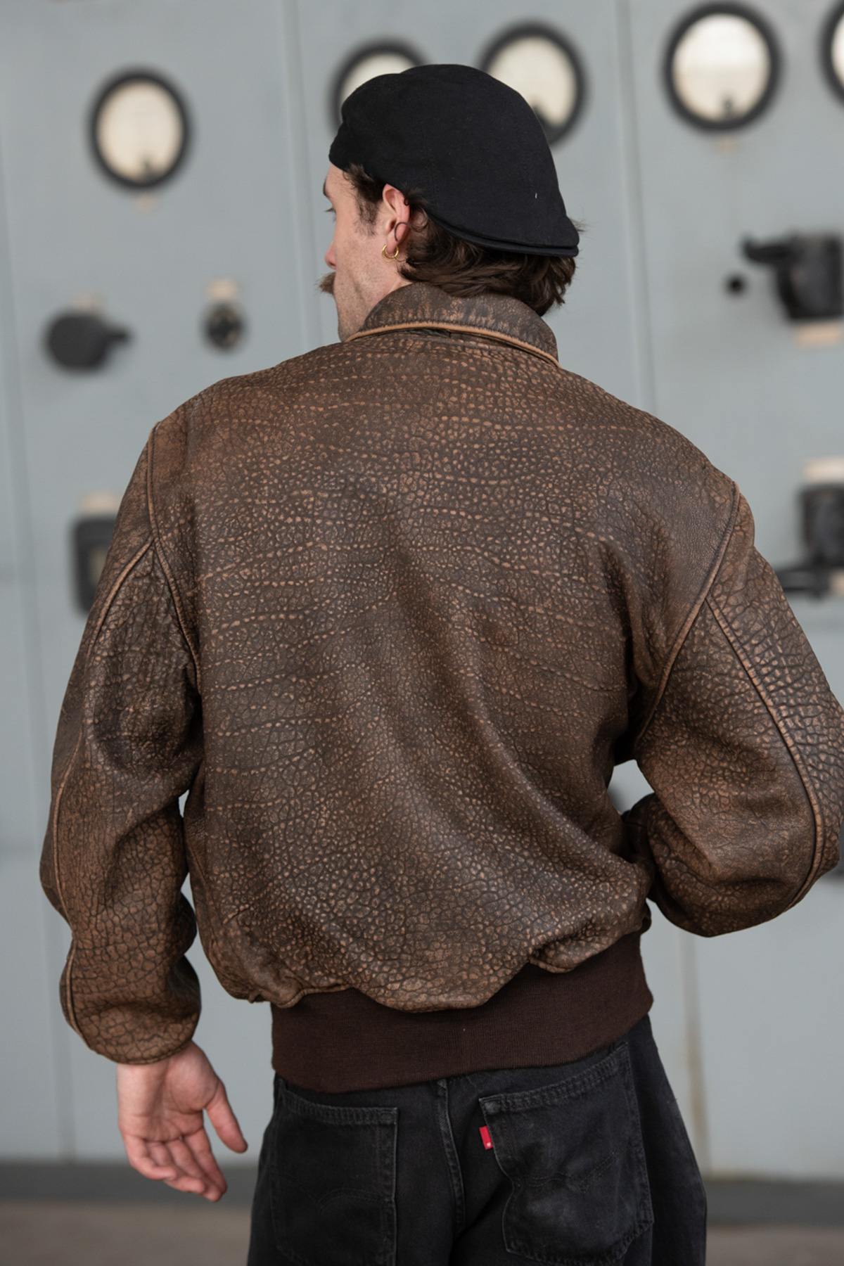 US Wings' aged sheepskin A-2: WWII authenticity in a limited edition. - Image n°7