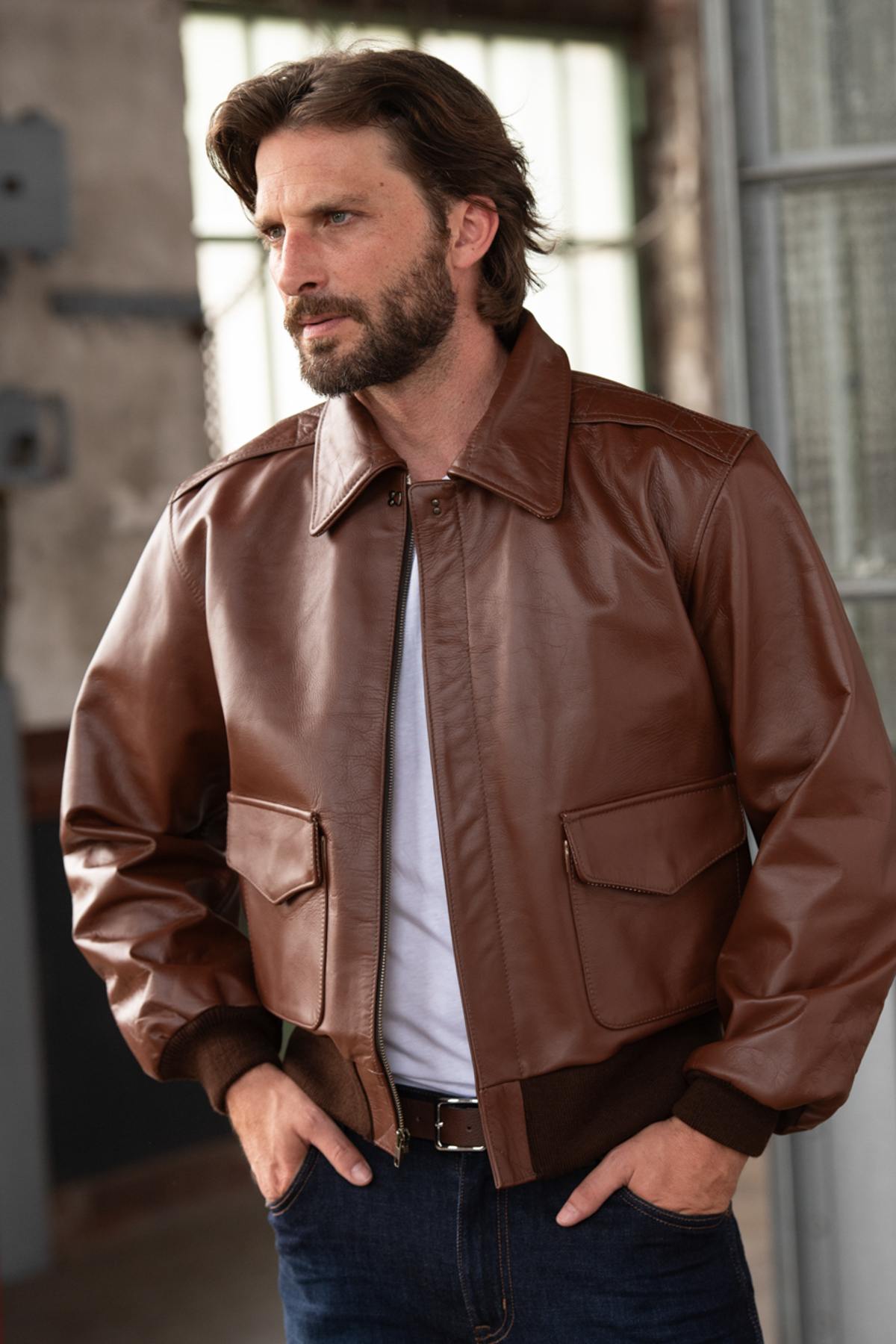 Authentic style brown leather bomber jacket - Image n°1