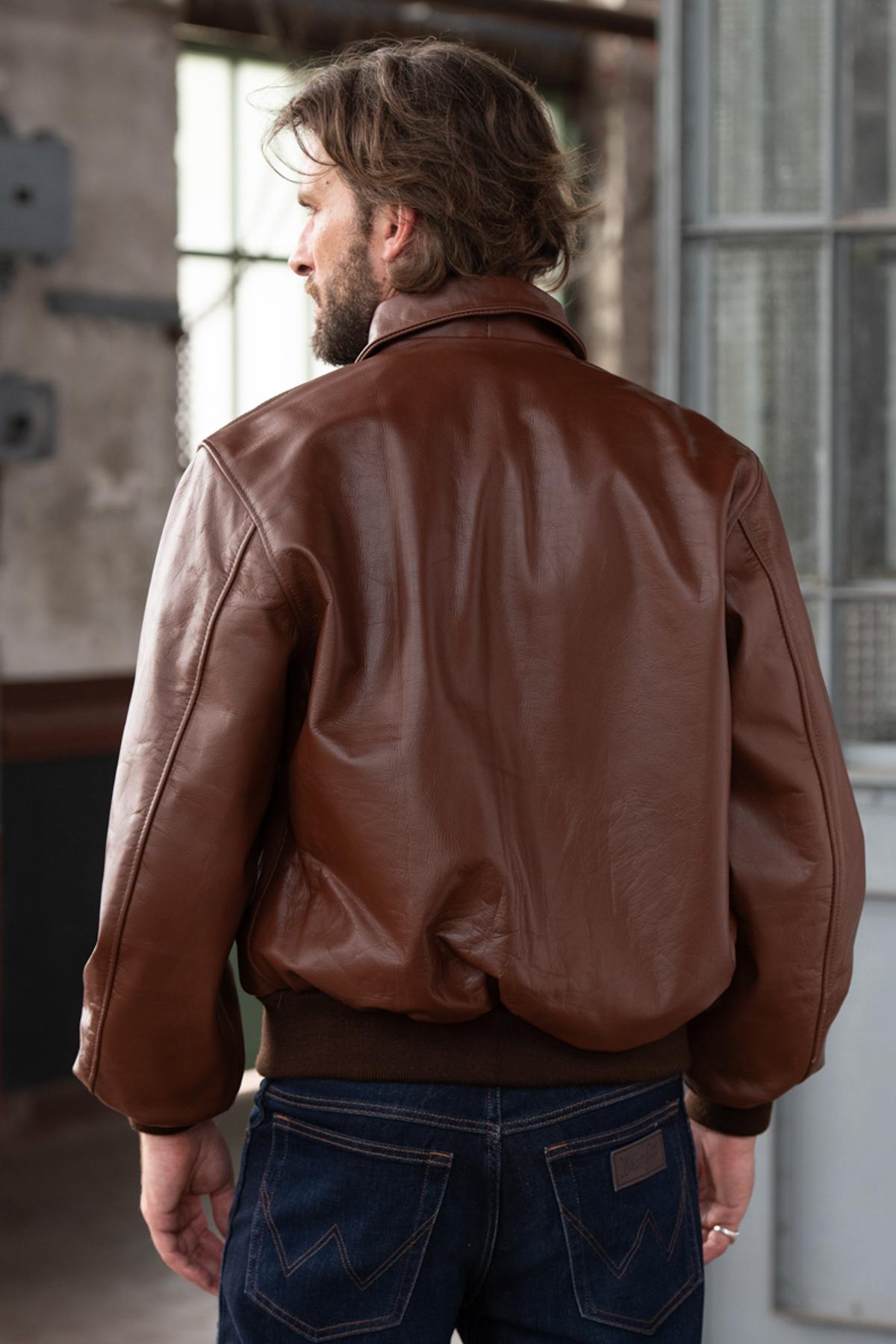 This A-2 jacket in russet cowhide honours 1940s USAAF pilots. - Image n°2