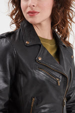 Supple sheep leather perfecto, sharp lines. Minimalist and feminine. - Image n°3