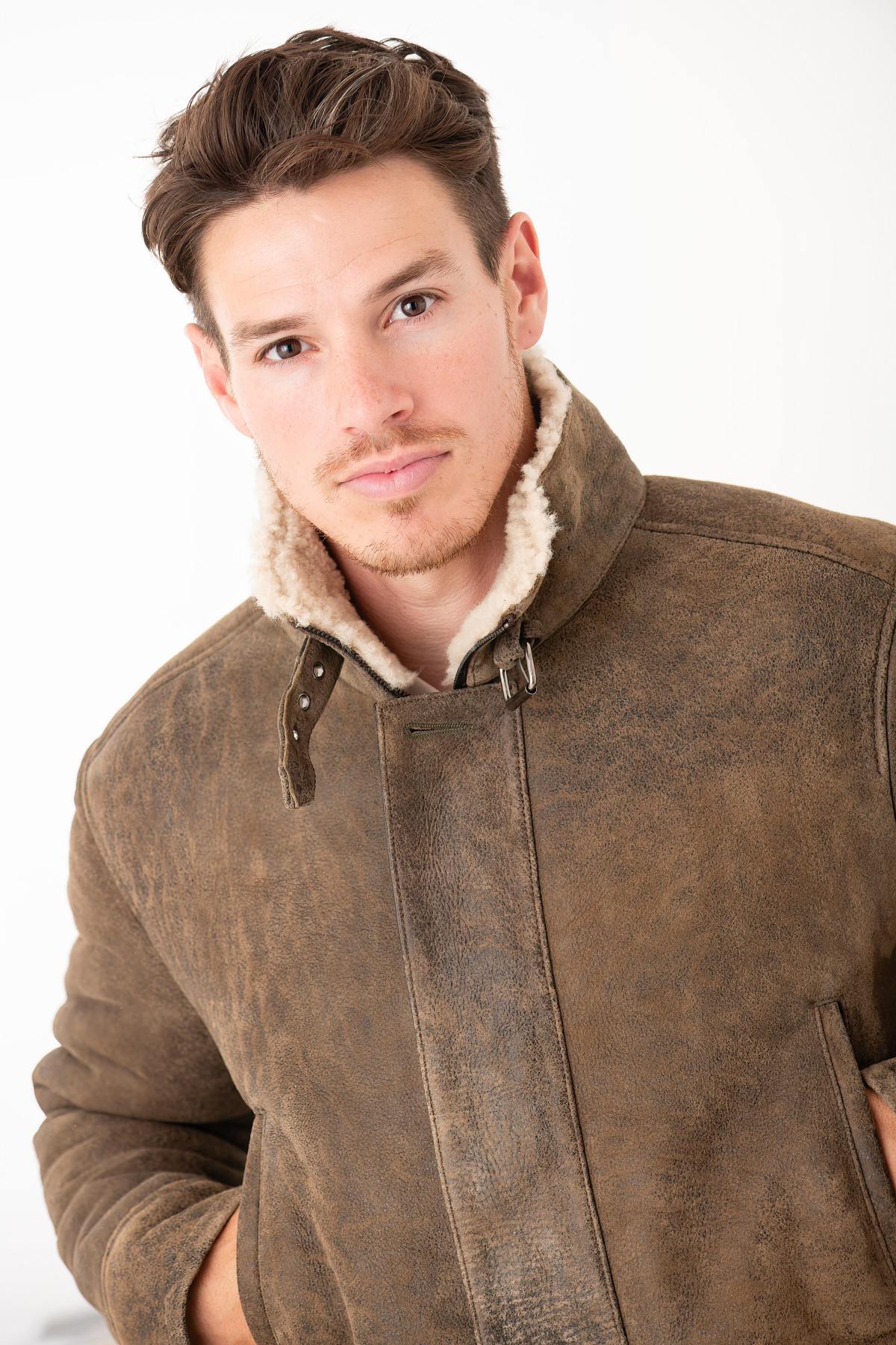 Elegant shearling coat with stand-up collar - Image n°6