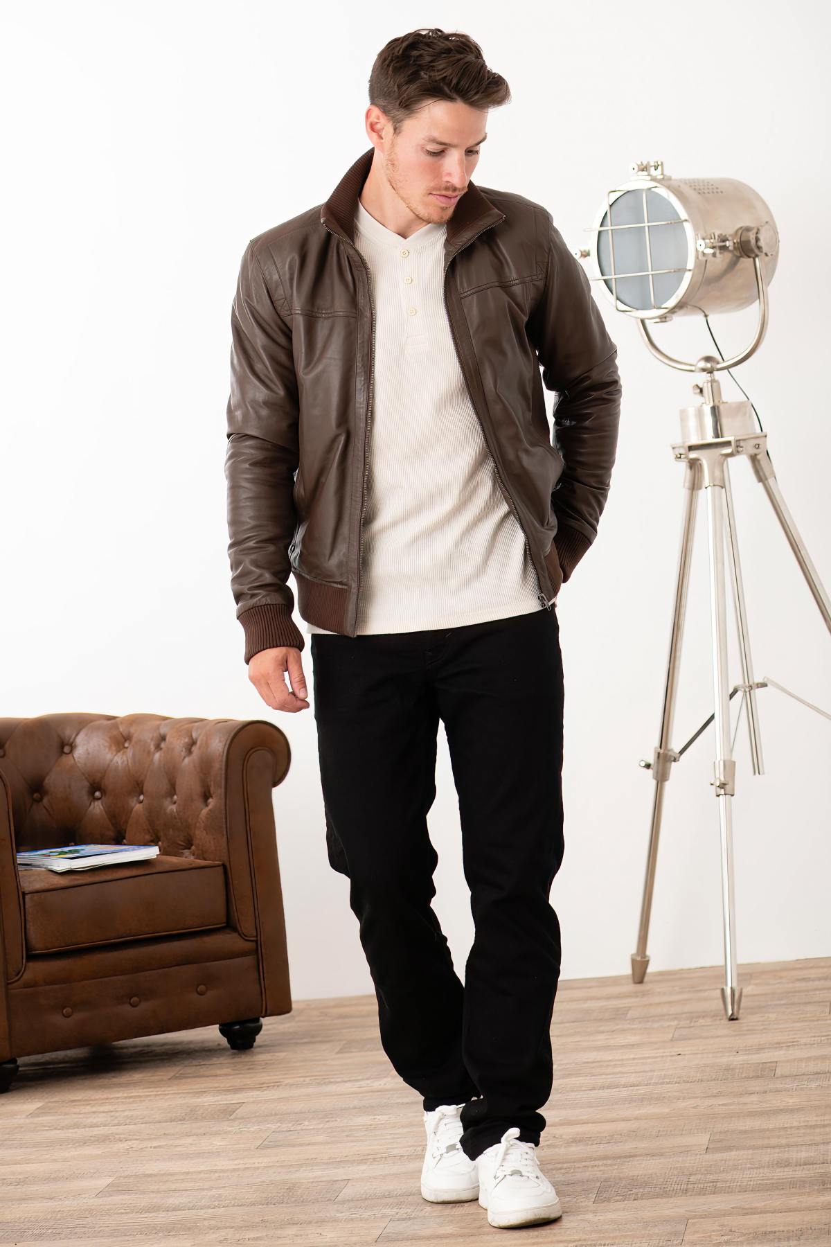 Slim-fit mocha bomber in sheep leather, officer collar, soft patina. - Image n°5