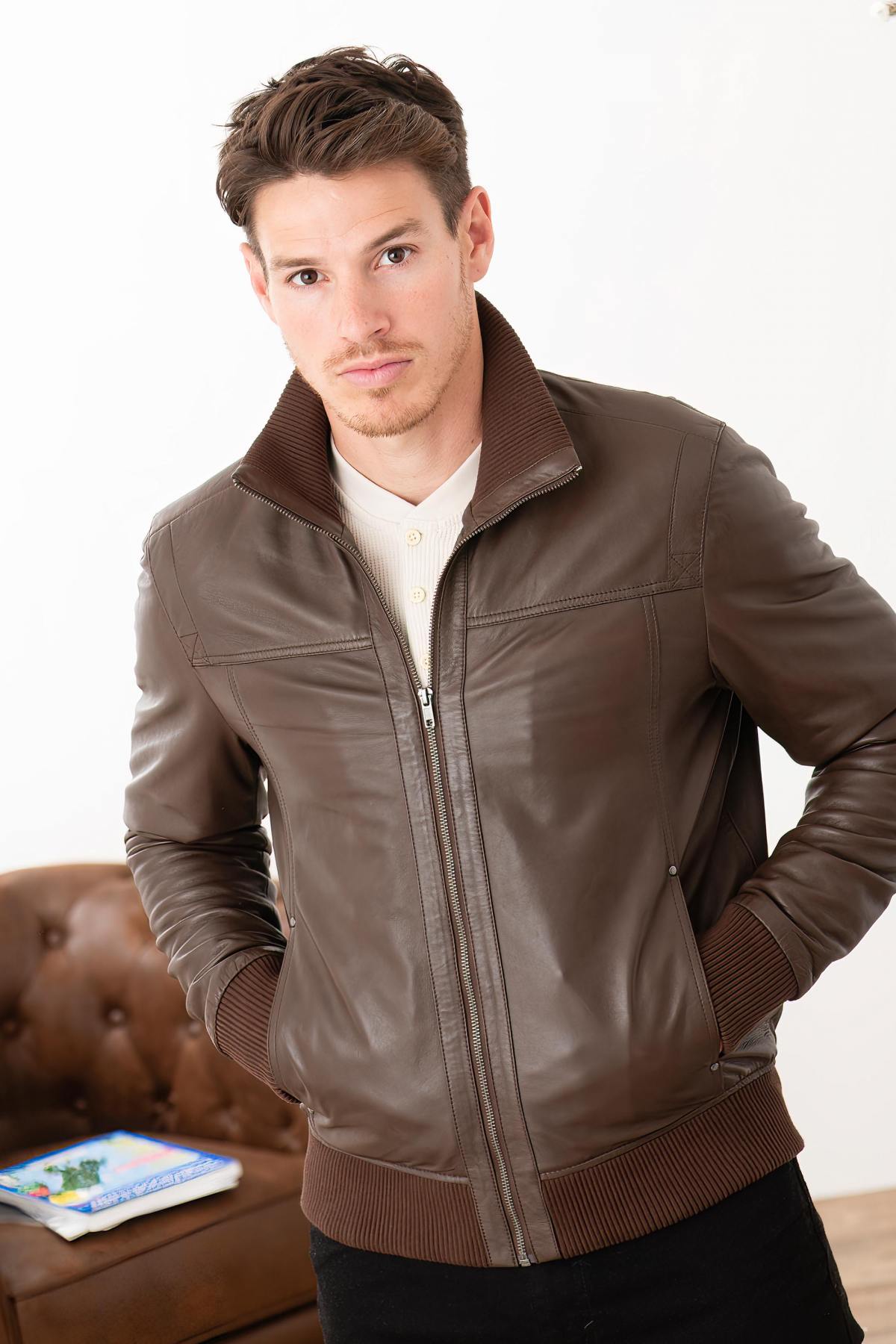 Slim-fit mocha bomber in sheep leather, officer collar, soft patina. - Image n°4