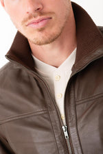 Slim-fit mocha bomber in sheep leather, officer collar, soft patina. - Image n°7
