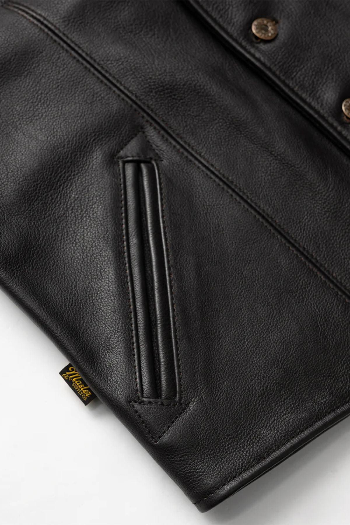 Rugged cowhide waistcoat with western yokes and a sleek, modern cut. - Image n°7
