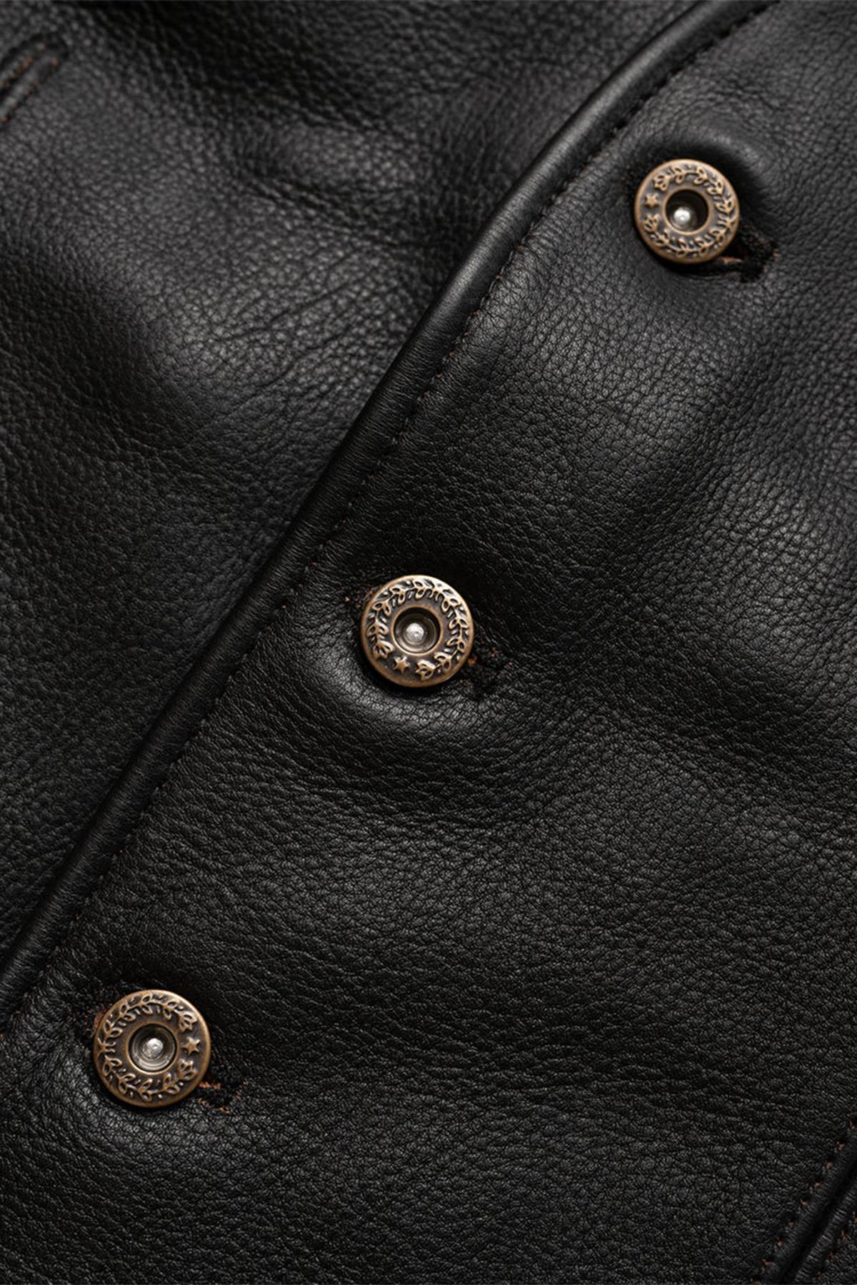 Rugged cowhide waistcoat with western yokes and a sleek, modern cut. - Image n°6