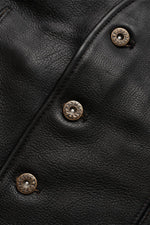 Rugged cowhide waistcoat with western yokes and a sleek, modern cut. - Image n°6