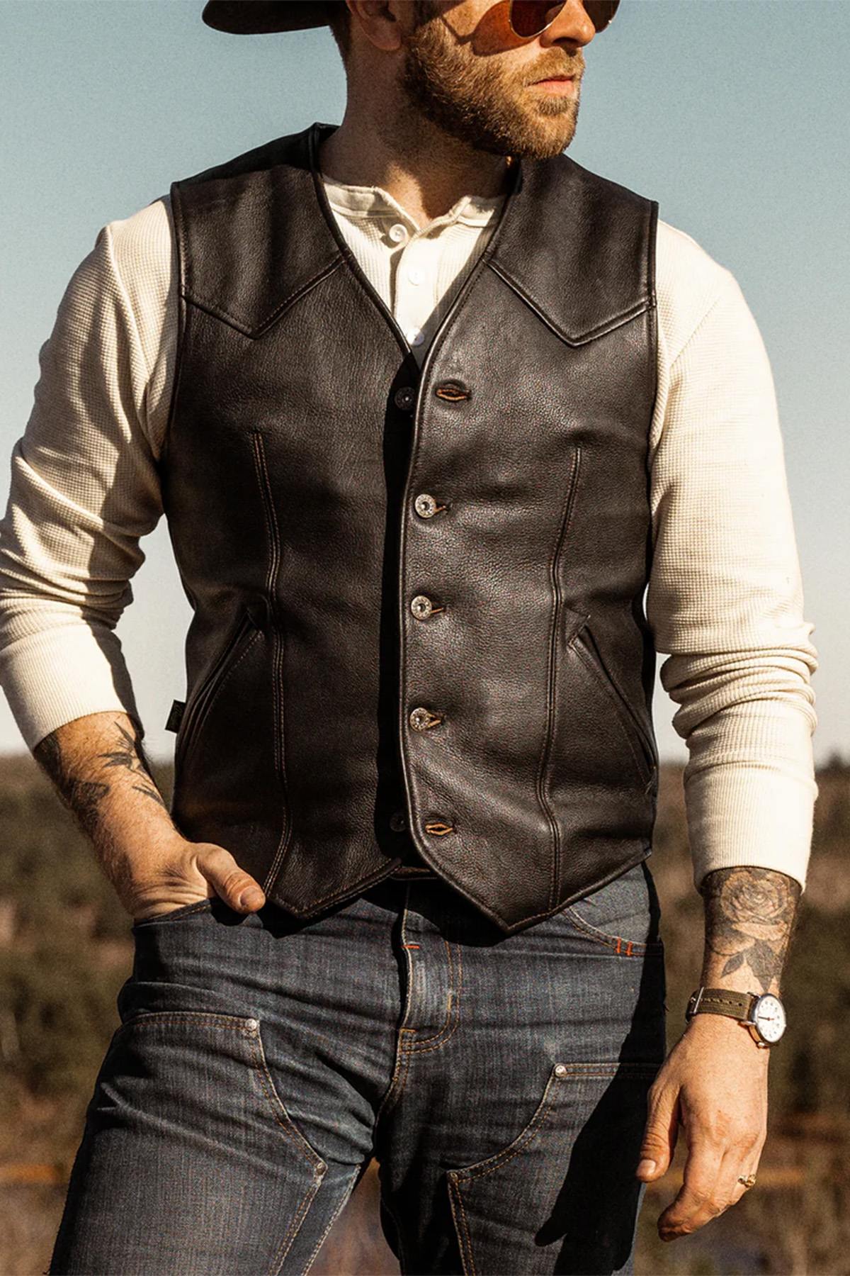 Rugged cowhide waistcoat with western yokes and a sleek, modern cut. - Image n°1