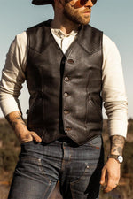 Rugged cowhide waistcoat with western yokes and a sleek, modern cut. - Image n°1