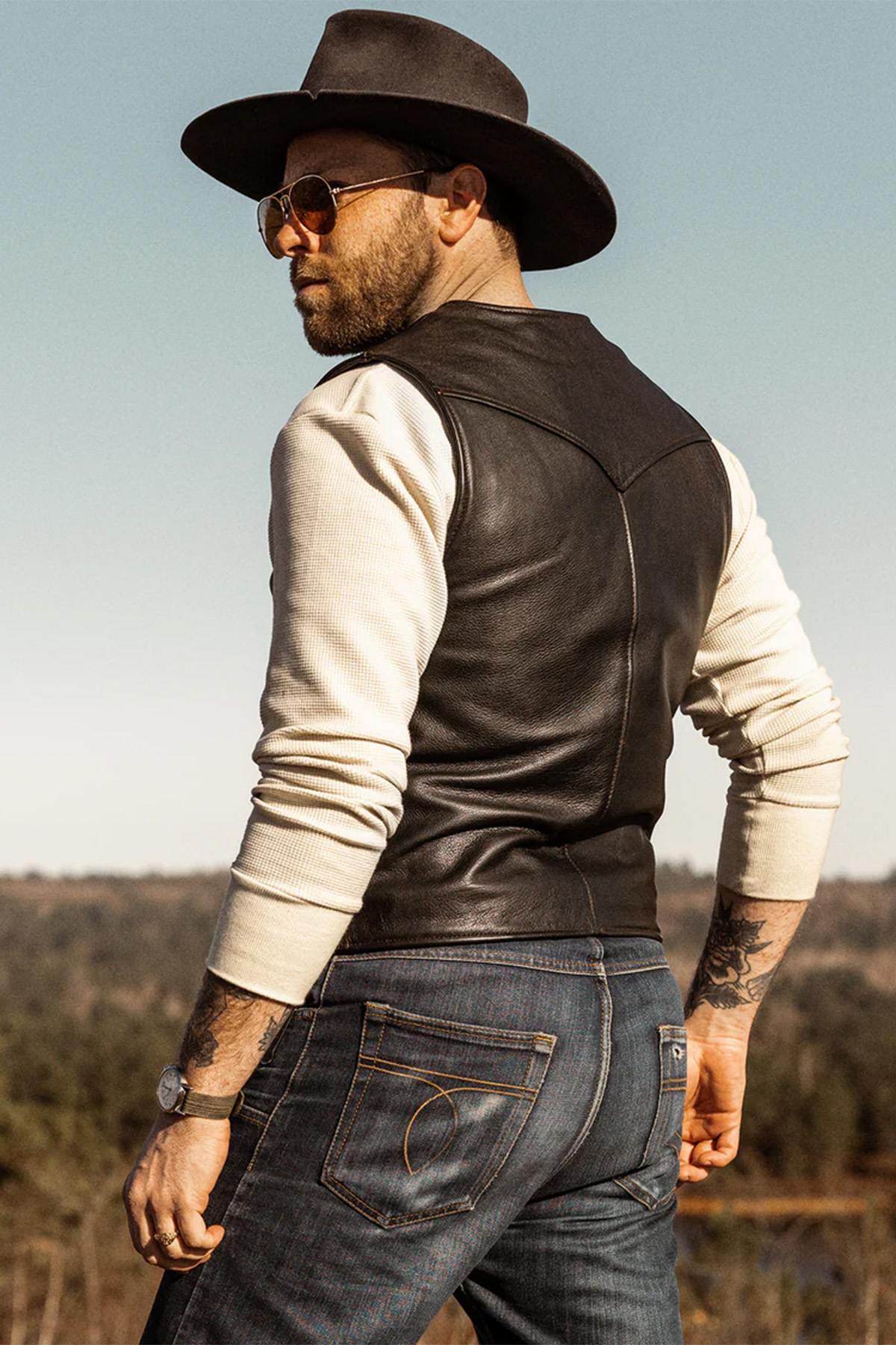 Rugged cowhide waistcoat with western yokes and a sleek, modern cut. - Image n°2