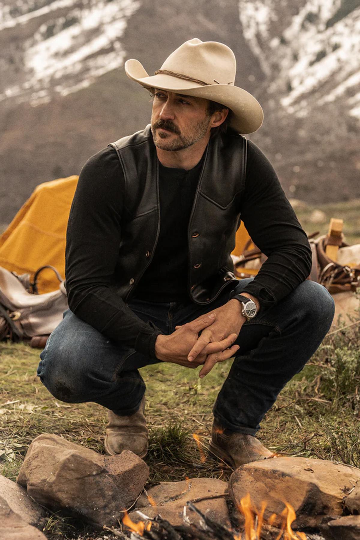 Rugged cowhide waistcoat with western yokes and a sleek, modern cut. - Image n°9