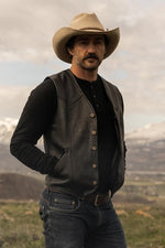 Rugged cowhide waistcoat with western yokes and a sleek, modern cut. - Image n°4