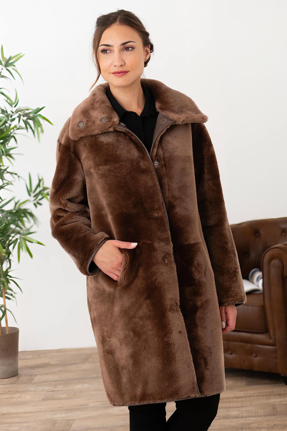 Reversible taupe shearling jacket, warm and stylish. Straight cut for winter. - Image n°8