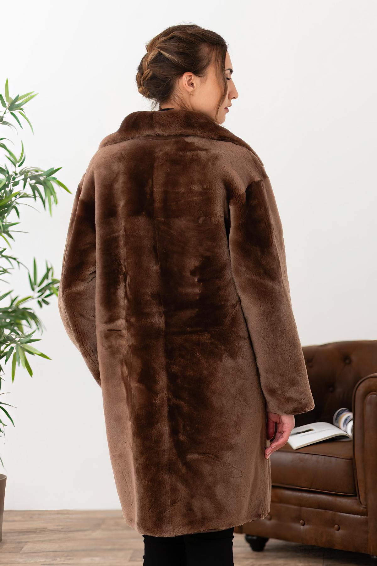 Reversible taupe shearling jacket, warm and stylish. Straight cut for winter. - Image n°9