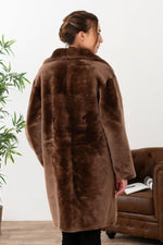 Reversible taupe shearling jacket, warm and stylish. Straight cut for winter. - Image n°9