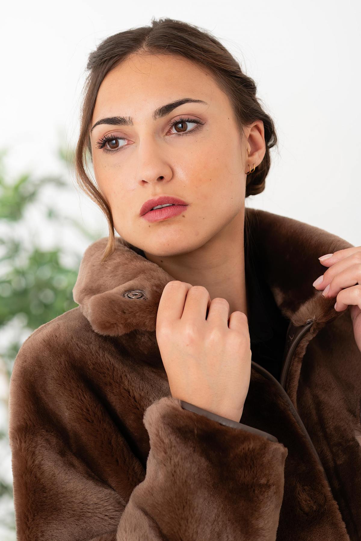 Reversible taupe shearling jacket, warm and stylish. Straight cut for winter. - Image n°10