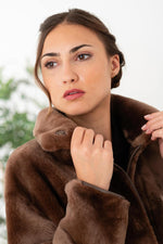 Reversible taupe shearling jacket, warm and stylish. Straight cut for winter. - Image n°10