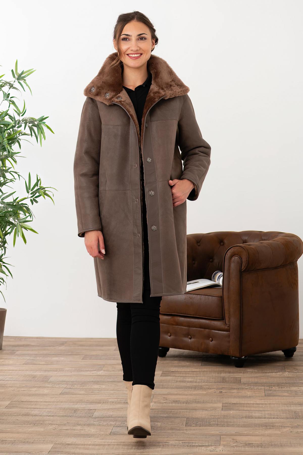 Reversible taupe shearling jacket, warm and stylish. Straight cut for winter. - Image n°7