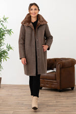 Reversible taupe shearling jacket, warm and stylish. Straight cut for winter. - Image n°7
