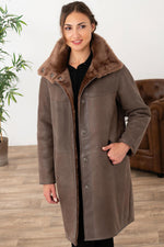 Reversible taupe shearling jacket, warm and stylish. Straight cut for winter. - Image n°3
