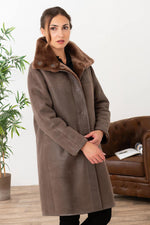 Reversible taupe shearling jacket, warm and stylish. Straight cut for winter. - Image n°1
