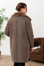 Reversible taupe shearling jacket, warm and stylish. Straight cut for winter. - Image n°5
