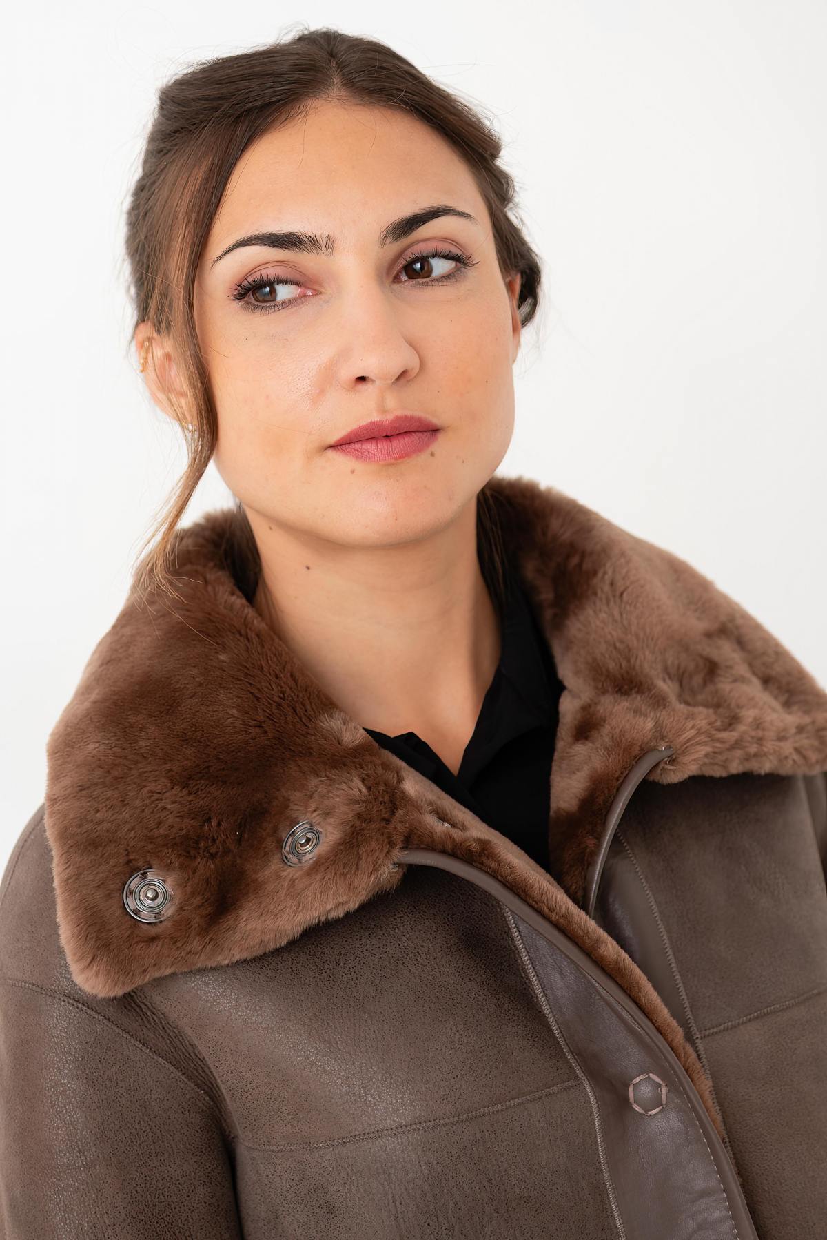 Reversible taupe shearling jacket, warm and stylish. Straight cut for winter. - Image n°4