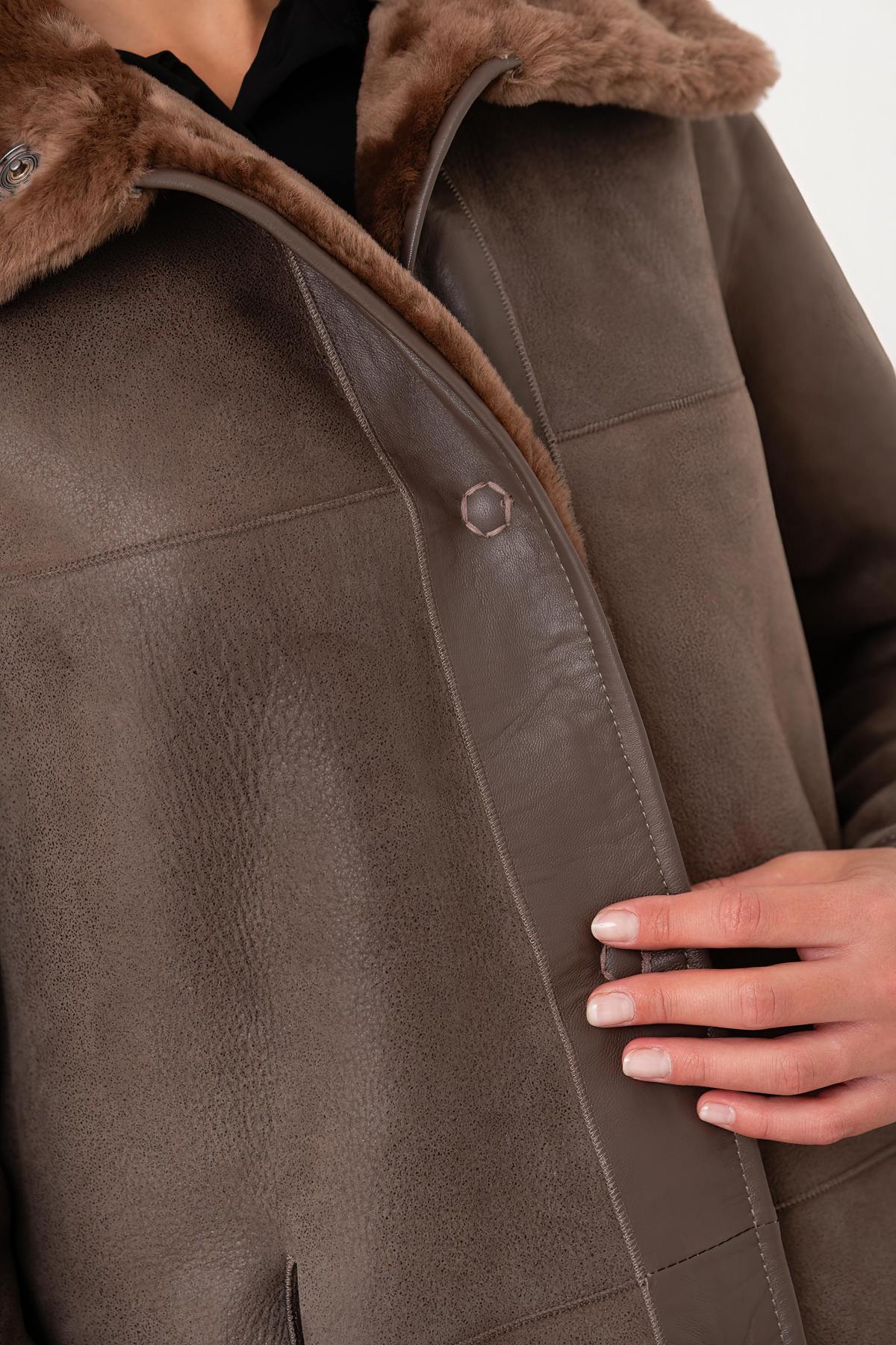 Reversible taupe shearling jacket, warm and stylish. Straight cut for winter. - Image n°6