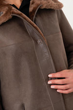 Reversible taupe shearling jacket, warm and stylish. Straight cut for winter. - Image n°6