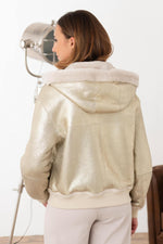 Shearling reversible jacket: cosy wool or bold gold-two looks in one. - Image n°10