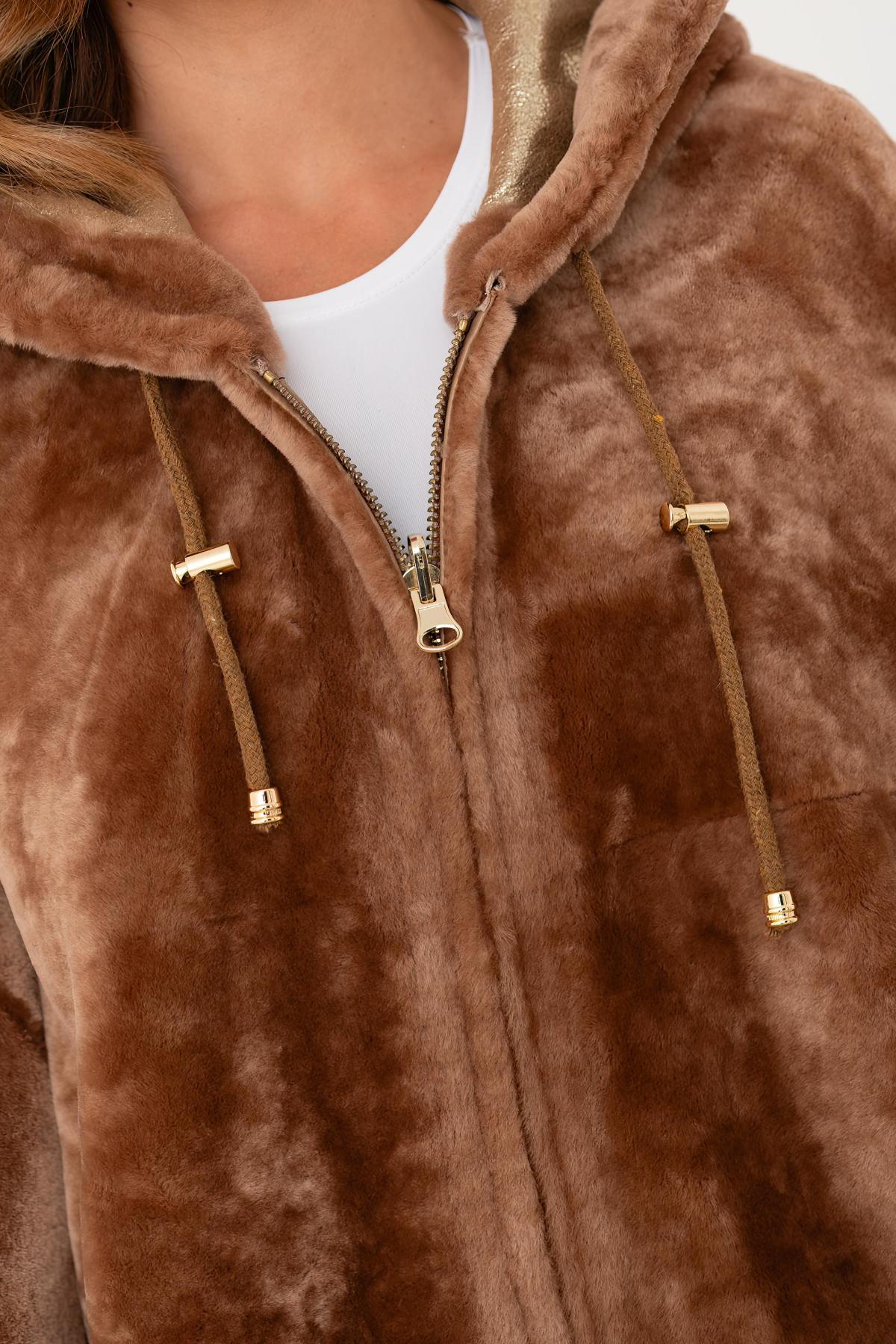 Reversible taupe and gold shearling jacket for autumn-winter warmth. - Image n°6