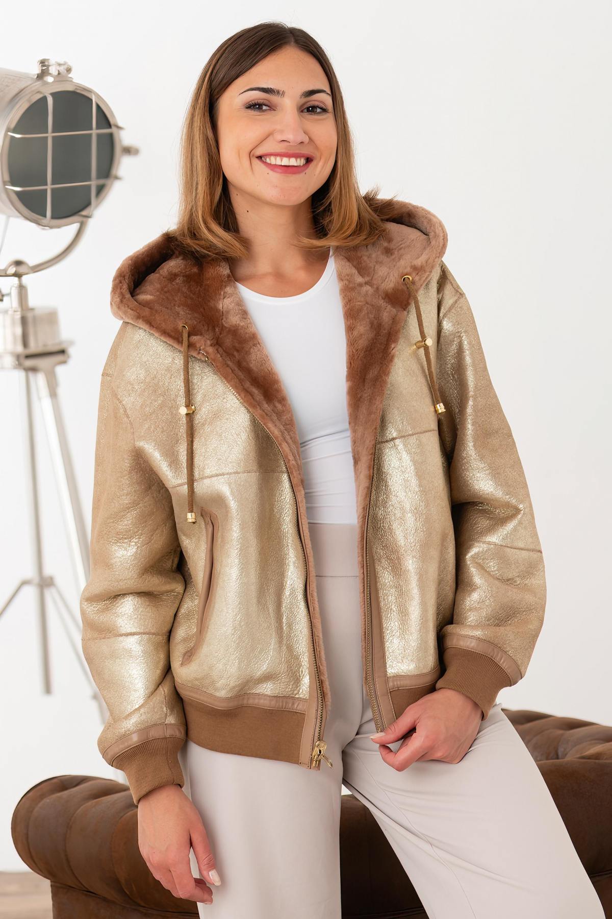 Reversible taupe and gold shearling jacket for autumn-winter warmth. - Image n°8